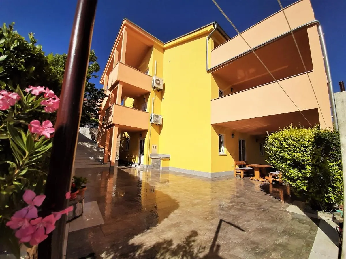 Cozy Apartments With Sea View Novi Vinodolski