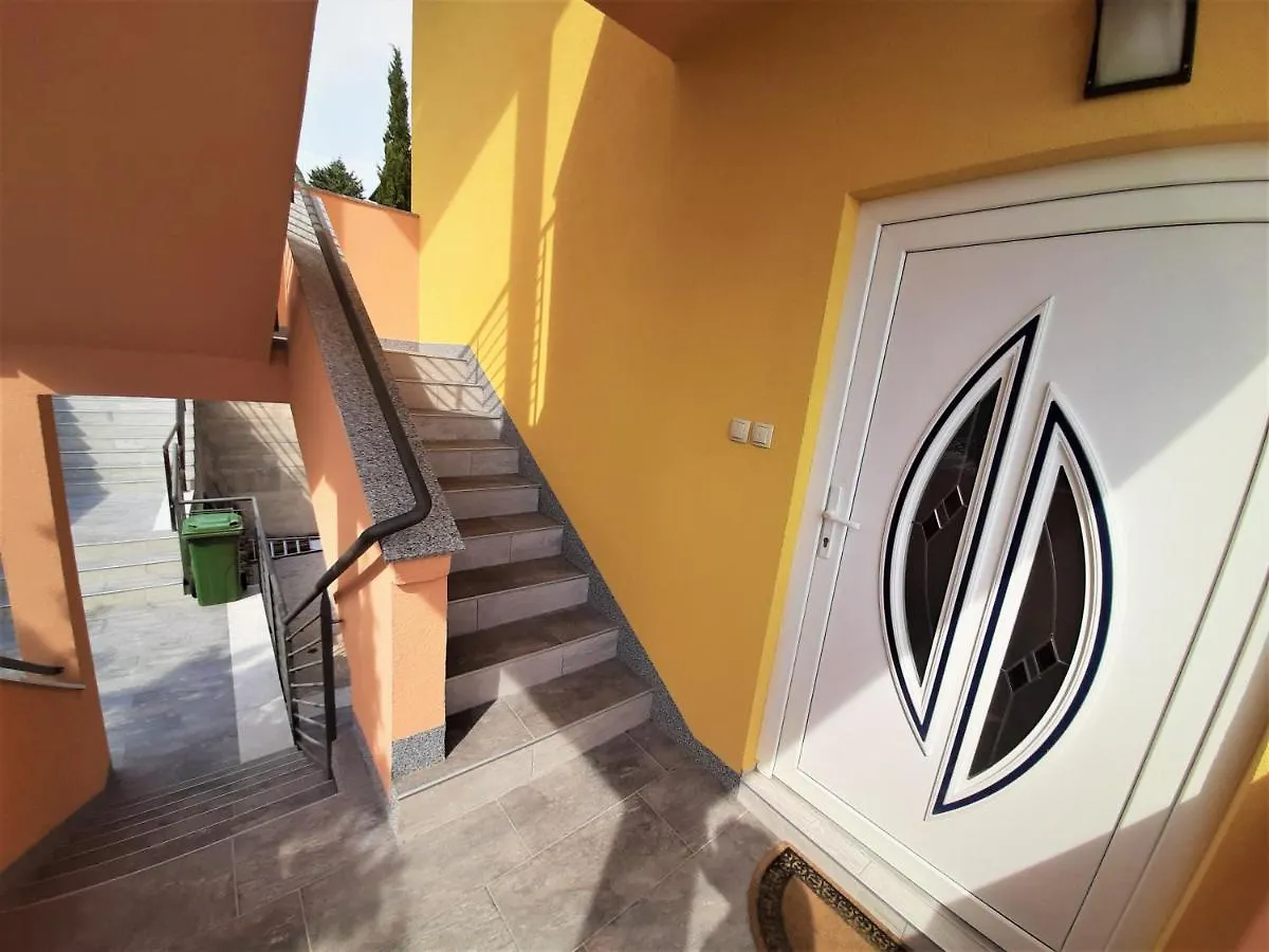 Cozy Apartments With Sea View Novi Vinodolski